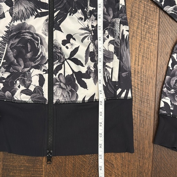 Lululemon Forme Jacket II Floral Brisk Bloom Black White Cuffins - Picture 8 of 13